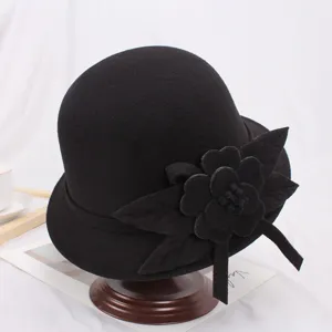 Zwarte wollen vilt hoed met elegante bloemdecoratie, perfect voor herfst en winter.