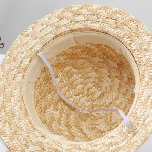 Strohoed interieur detail toont gewoven stro ambacht en elastische kinriem