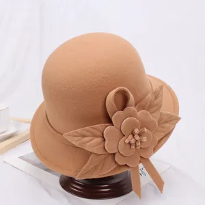 Klassieke kameelwolvilten koepelhoed met elegant bloem- en bladdetail aan de zijkant.