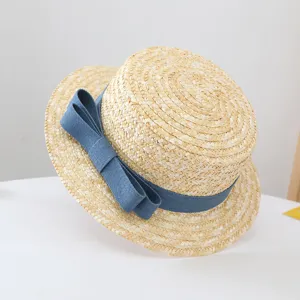 Zomer platte strohoed met blauwe denim strik, stijlvolle strand zonbescherming hoed voor vrouwen.