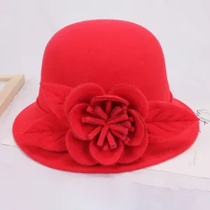 Rode wolvilt cloche hoed voor vrouwen, vintage bolhoed met elegante 3D bloem en blad decoratie.