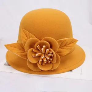 Gele wollen klokhoed met viltbloem decoratie, herfst winter vintage dames emmerhoed.