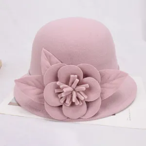 Roze wolvilt cloche hoed detail, elegante bloem decoratie vrouwen herfst winter