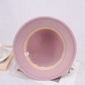 Roze wollen viltemmerhoed detailweergave met binnenband en etiket, gezellig herfst winter accessoire.