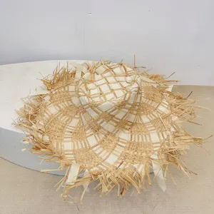 Detailansicht der Raffia Fransen Sonnenhut, Naturstroh Textur, Strand Urlaub Stil