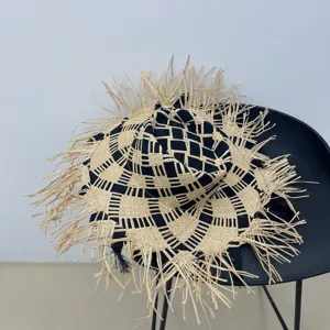 Raffia ausgefranster Sonnenhut mit breiter Krempe, ideal für Strandurlaub und UV-Schutz Details.