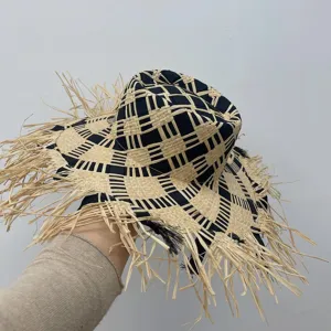 Detailansicht des stilvollen Damen Bast Sonnenhutes mit Fransen und elegantem Karomuster.