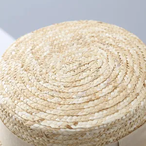 Detalle de textura de sombrero de paja para ninos mostrando material tejido y cinta.