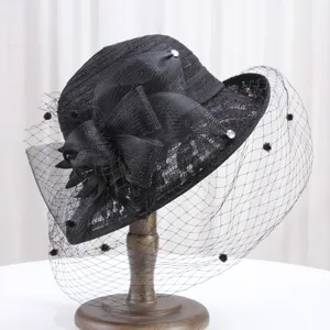 Chapeau de soleil en filet vintage français noir femme élégante fleur dentelle détail.
