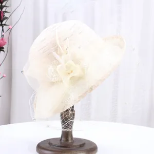 Élégant chapeau de soleil vintage beige avec voile en filet et décoration florale pour femme