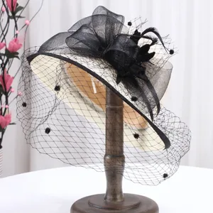 Chapeau fascinateur femme vintage elegante avec filet noir dentelle et decoration florale d'ete.