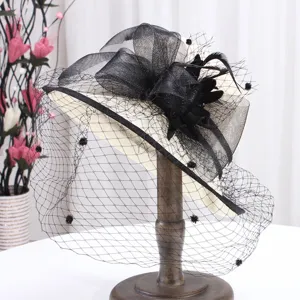 Chapeau fascinateur élégant de style français pour femmes avec voile en filet noir et fleurs.