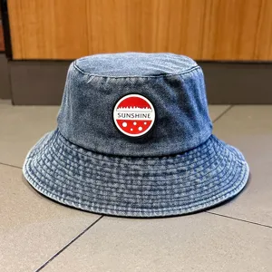 Λεπτομέρεια από τζιν καπέλο bucket, vintage μπλε πλύση, στρογγυλό λογότυπο sunshine.