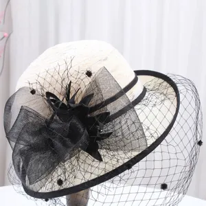 Chapeau de soleil en maille de dôme vintage français détail, visière élégante en dentelle.
