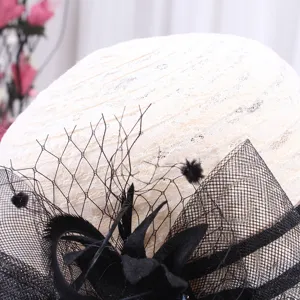Gros-plan d'un chapeau de dame français en dentelle avec résille et détails de fleurs.