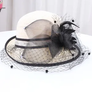 Gros plan détaillé du chapeau de soleil élégant à dôme et fleurs en filet style français.