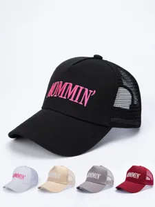 Nahaufnahme des schwarzen Mesh-Truckerhuts mit pinker Stickerei und atmungsaktivem Netzgewebe.