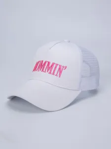 Nahaufnahme Detail der weißen Trucker Cap mit rosa gesticktem MOMMIN Text und atmungsaktivem Mesh.