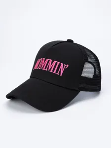 Schwarze Mesh-Trucker-Cap mit pinkem besticktem MOMMIN Text, verstellbare Outdoor Freizeitmütze.