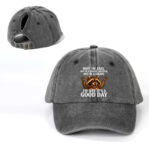 Gorra de béisbol de cola de caballo negra lavada con estampado de mapache y texto divertido.