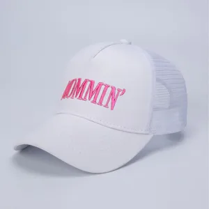 Weisse Mesh-Trucker-Cap mit rosa Stickerei MOMMIN', verstellbare Outdoor-Freizeitkappe.