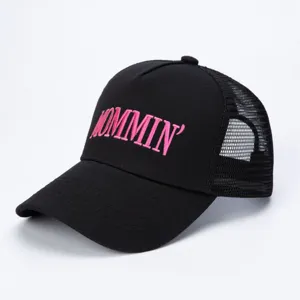 Schwarze Trucker Cap für Damen, bestickter MOMMIN Schriftzug, verstellbare Netz-Kappe