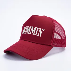 Rote 5-Panel Trucker Mesh Cap mit weißer Stickerei, verstellbare Outdoor Baseballkappe.