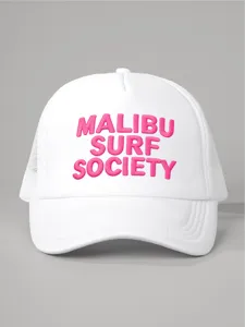 Gedetailleerd aanzicht van witte truckerpet met roze borduursel Malibu Surf Society op de voorkant.