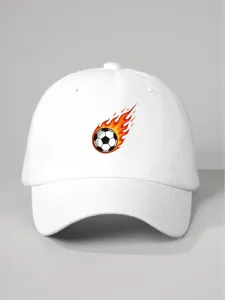 Gorra de béisbol blanca con impresión gráfica de balón de fútbol en llamas, ajustable.