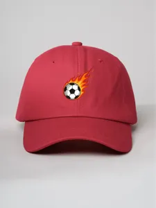 Vista detallada de la gorra de béisbol roja con un llamativo estampado gráfico de balón.