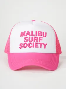 Roze en witte truckerpet met geborduurde Malibu Surf Society tekst op de voorkant.