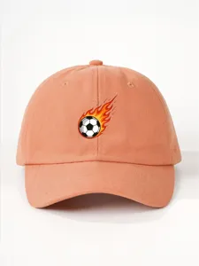 Gorra de béisbol naranja con estampado gráfico de balón de fútbol de llamas, vista detallada.