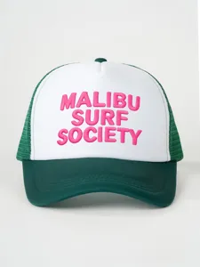 Gedetailleerd zicht op de groen-witte truckerpet met roze Malibu Surf Society borduursel.