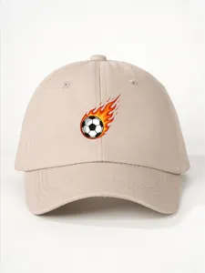 Primer plano de la gorra de béisbol caqui con estampado de balón en llamas y textura visible.