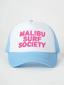 Blauw-witte truckerpet met mesh en roze geborduurde Malibu Surf Society tekst detail.