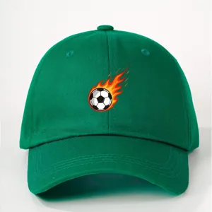 Gorra de béisbol verde con estampado de balón de fútbol en llamas, deporte al aire libre.