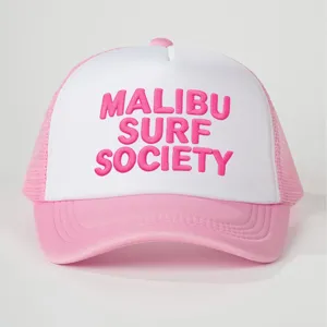 Roze witte trucker pet mesh honkbalpet met Malibu Surf Society borduursel in de zomer