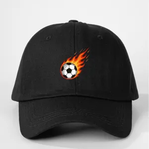 Gorra de béisbol negra de algodón con un genial diseño de balón de fútbol en llamas.