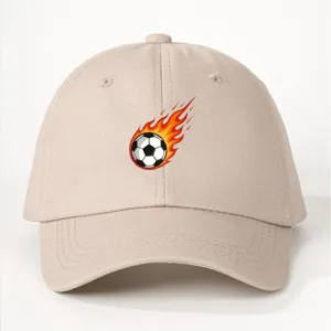 Gorra de béisbol beige con estampado de fútbol en llamas, sombrero de sol deportivo ajustable.
