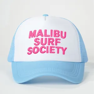 Trendy trucker pet met roze geborduurde Malibu Surf Society tekst, stijlvolle mesh cap.