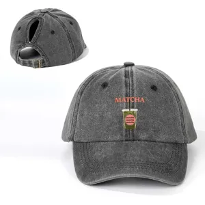 Detailansicht der gewaschenen grauen Zopf-Baseballkappe mit modischem Matcha-Grafikdruck.