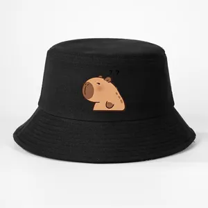 Nahaufnahme des schwarzen Fischerhuts mit süßem Wasserschwein-Druck und lässigem Design.