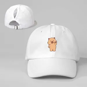 Weiße Pferdeschwanz Baseballkappe mit süßem Capybara Grafikdruck und verstellbarem Riemen.