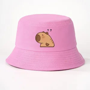 Nahaufnahme des rosa Fischerhuts mit süßem Capybara-Cartoon-Druck und lustigen Details.
