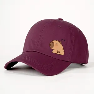 Nahaufnahme der bordeauxroten Baseballkappe mit süßem Wasserschwein und Fragezeichen Motiv.