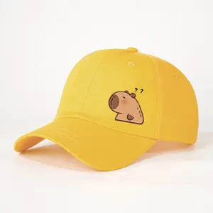 Nahaufnahme Detail einer gelben Baseballkappe mit niedlichem Wasserschwein und Fragemotiv.