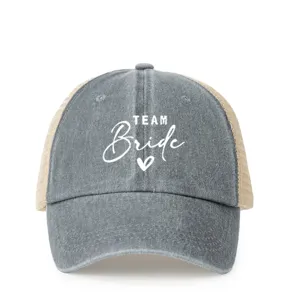 Gorra de camionero gris desgastada con estampado team bride y parte trasera de malla.