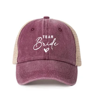 Vista detallada de la gorra trucker burdeos Team Bride con elegante impresión blanca.