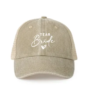 Vista detallada de la gorra trucker caqui estilo vintage con estampado team bride.