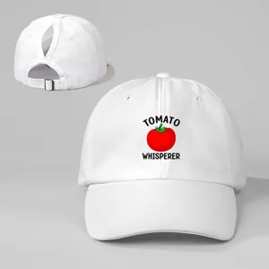 Detailansicht der weißen Pferdeschwanz-Baseballkappe mit Tomaten-Druck und verstellbarem Riemen.